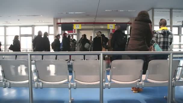 Passeggeri nella sala imbarchi dell'aeroporto — Video Stock