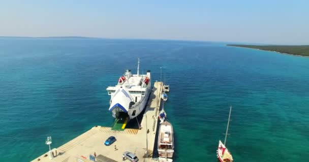 Veerboot aangemeerd bij Olib haven — Stockvideo