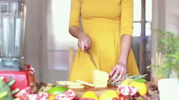 Eller kadın ananas kesme — Stok video