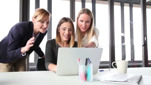 Businesswomen with laptop in office — Stock Video