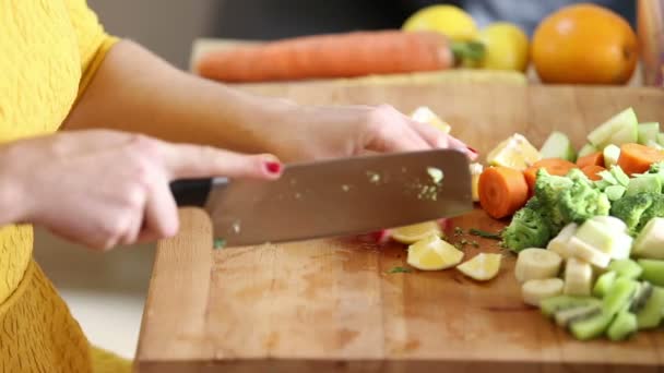 Woman cutting lemon — Stock Video