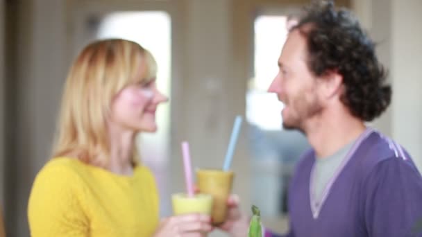 Couple drinking fruit smoothie — Stock Video