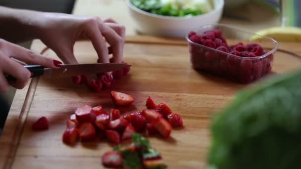 Mujer cortando frambuesas — Vídeo de stock