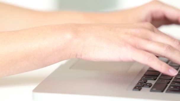 Mujer manos escribiendo en el ordenador portátil — Vídeos de Stock