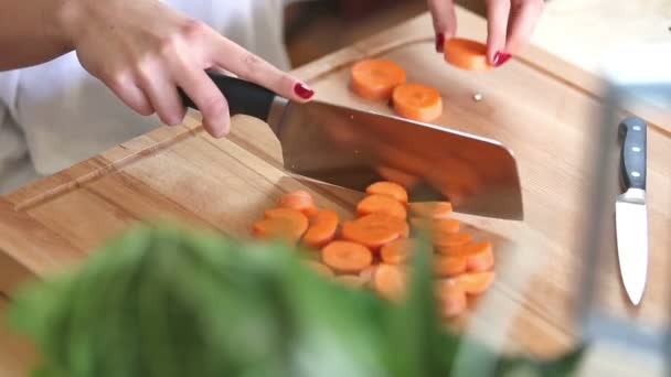 Femme mains coupant la carotte — Video