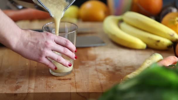 Mujer verter batido de frutas — Vídeos de Stock