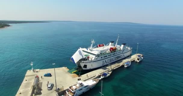 Ferry atracado en el puerto de Olib — Vídeos de Stock
