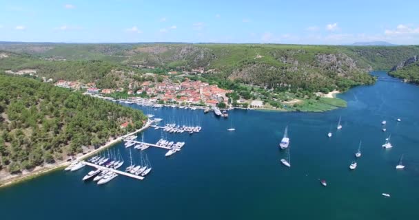 Skradin, Hırvatistan'da liman — Stok video