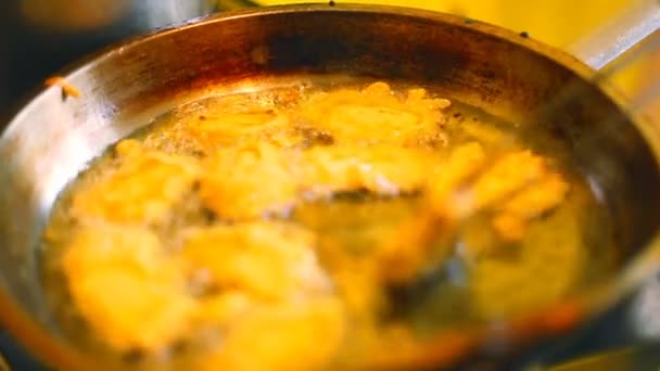 Frying oil food in pan — Stock Video