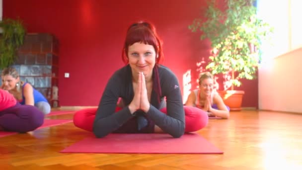Mujeres haciendo yoga en esteras — Vídeo de stock