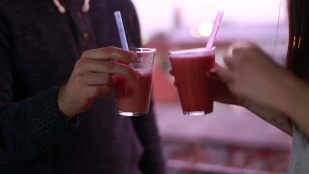 Mann und Frau trinken Smoothie — Stockvideo