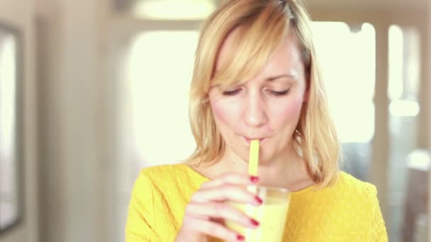 Mujer bebiendo batido de frutas — Vídeo de stock