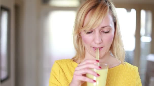 Счастливая девушка пьет фруктовый коктейль — стоковое видео