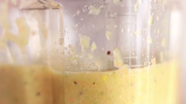 Mélange de nourriture dans un mélangeur 