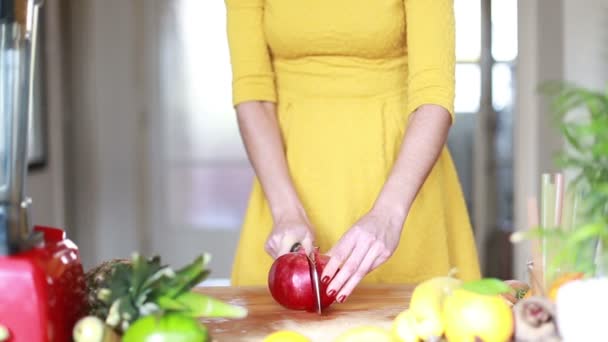 Vrouw handen snijden van granaatappel — Stockvideo