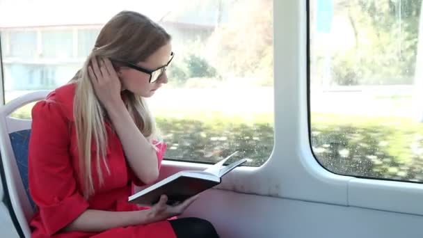 Femme en tram à cheval — Video