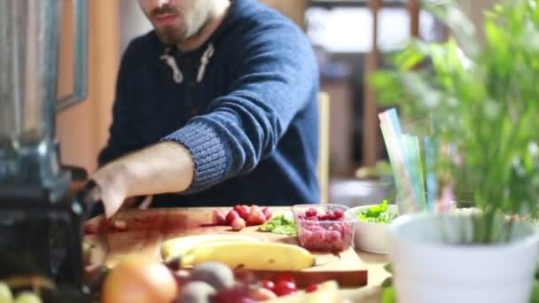 Hombre cortando fresas — Vídeo de stock