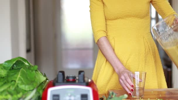 Frau schüttet Smoothie ins Glas — Stockvideo