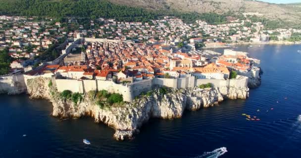 Исторический город Дубровник со стенами — стоковое видео