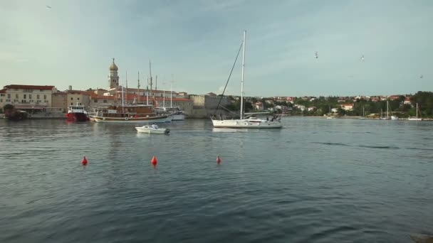 Perahu di pelabuhan kota tua Krk — Stok Video