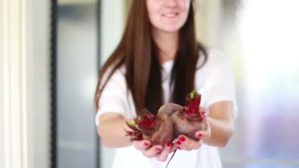 Kadın holding beetroots — Stok video