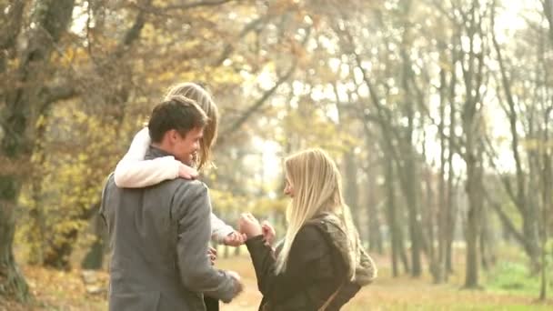 Familia divirtiéndose en el parque — Vídeo de stock