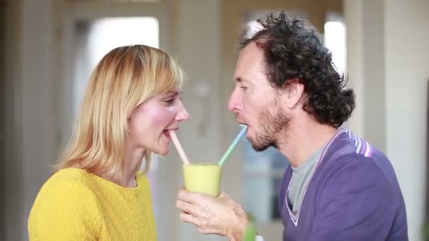 Pareja bebiendo smoothie — Vídeos de Stock