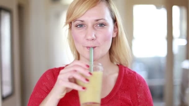 Woman drinking fruit shake — ストック動画