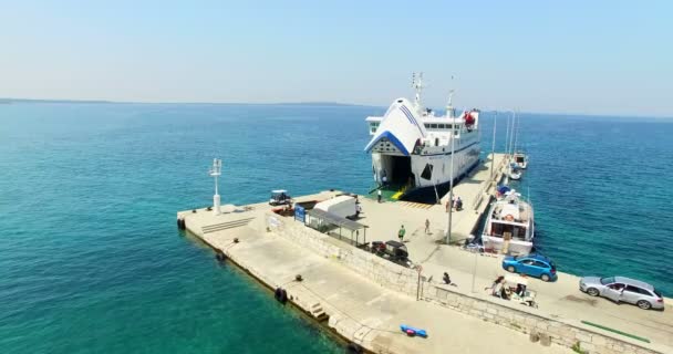 Ferry atracado no porto de Olib — Vídeo de Stock