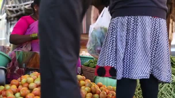 Mulher pesando legumes no mercado — Vídeo de Stock