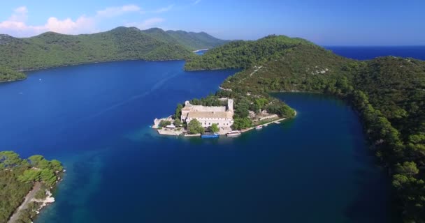 Monasterio benedictino en la isla Mjlet — Vídeos de Stock