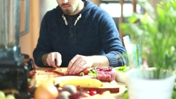 Hombre cortando fresas — Vídeo de stock