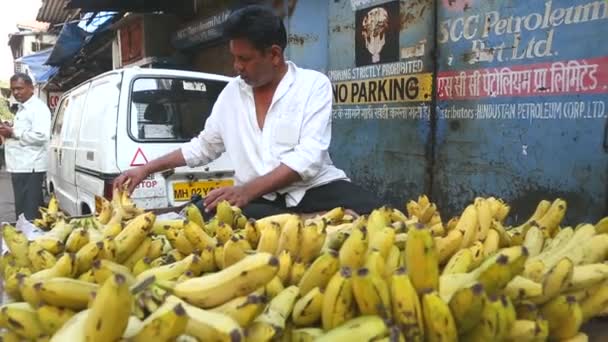 Mężczyzna sprzedaży bananów — Wideo stockowe