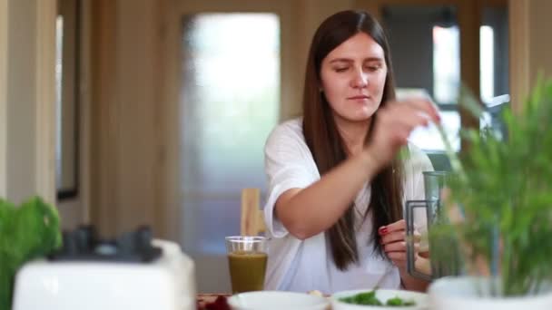 Mujer bebiendo batido verde — Vídeo de stock