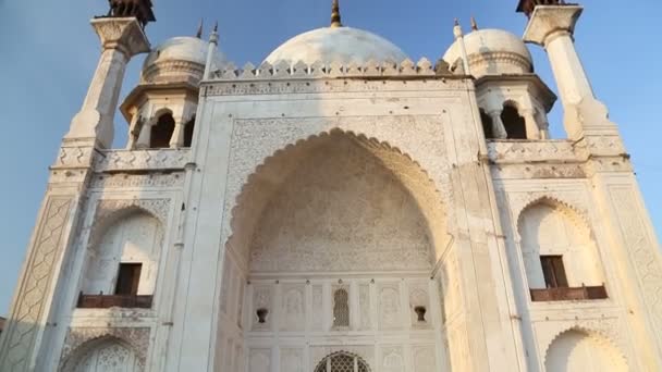 Turisti che attraversano Taj Mahal — Video Stock