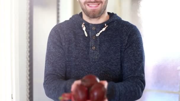 Man handen bedrijf beetroots — Stockvideo