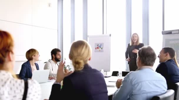 Колеги аплодують красивій бізнес-леді — стокове відео