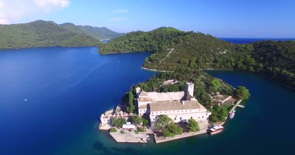 Mosteiro beneditino na ilha de Mjlet — Vídeo de Stock
