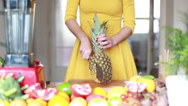 Manos de mujer corte de piña — Vídeos de Stock