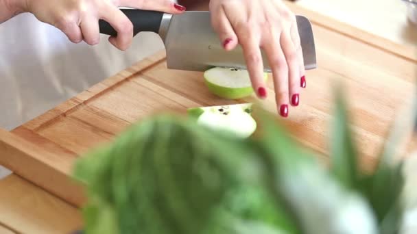 Женщина руки режет яблоко — стоковое видео