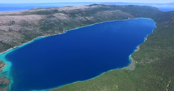 Lago Vrana en la isla de Cres — Vídeos de Stock