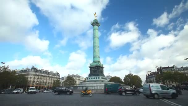 トラフィックとバスティーユの記念碑の雲 — ストック動画