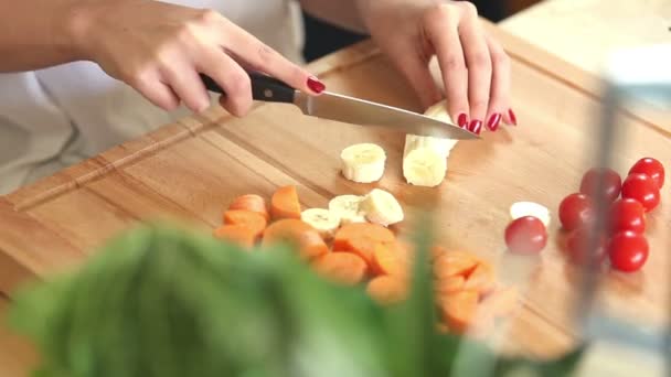 Mulheres mãos cortando banana — Vídeo de Stock