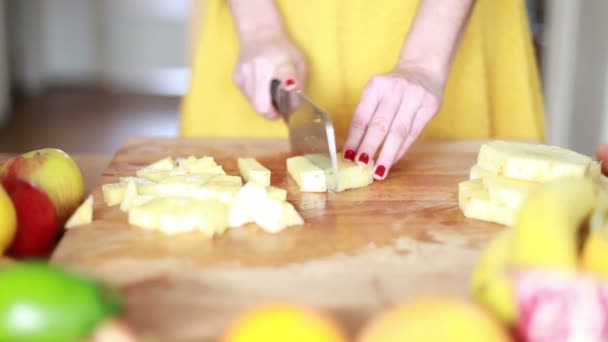 Frau schneidet Ananas — Stockvideo