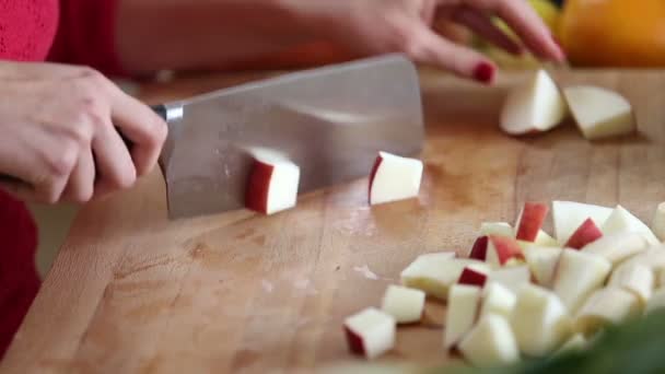 Vrouw snijden apple — Stockvideo