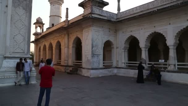 Turisté, procházky s Taj Mahal — Stock video
