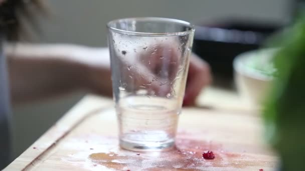 Vrouw fruit smoothie gieten in glas — Stockvideo