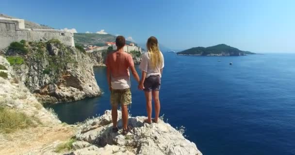Couple holding hands on a cliff — Stock Video
