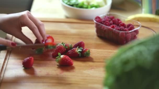 Mujer cortando fresas — Vídeo de stock