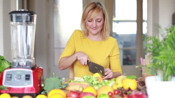 Mulher cortando limão — Vídeo de Stock